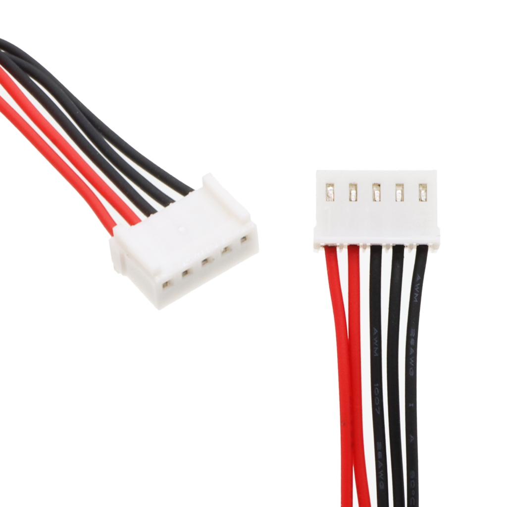 Detail dvou bílých 5-pin JST konektorů s červenými a černými vodiči, AWM 26AWG